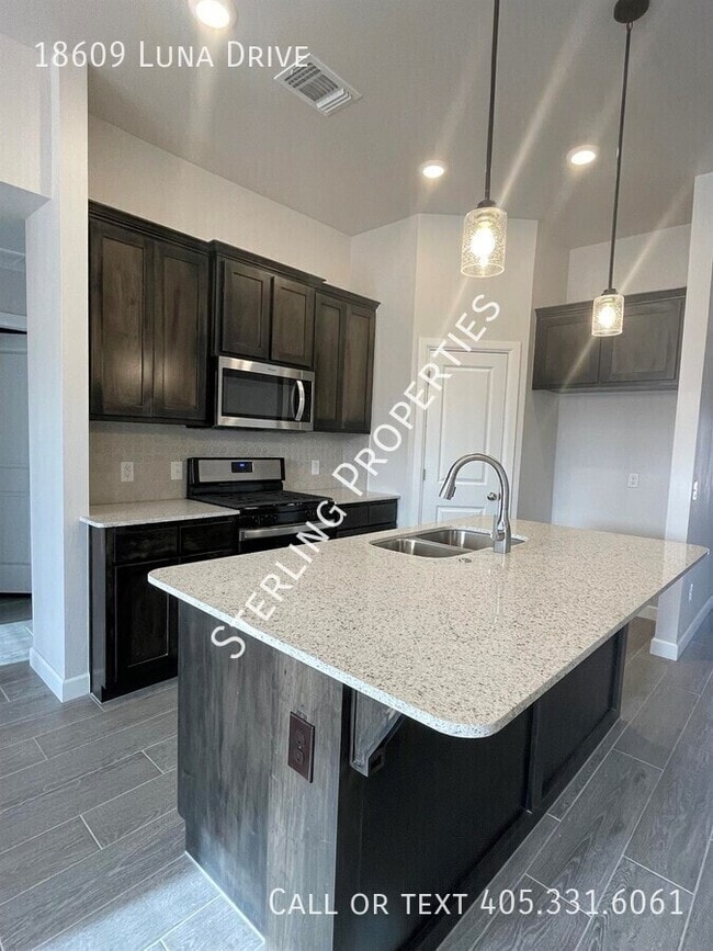 Building Photo - 18609 Luna Dr