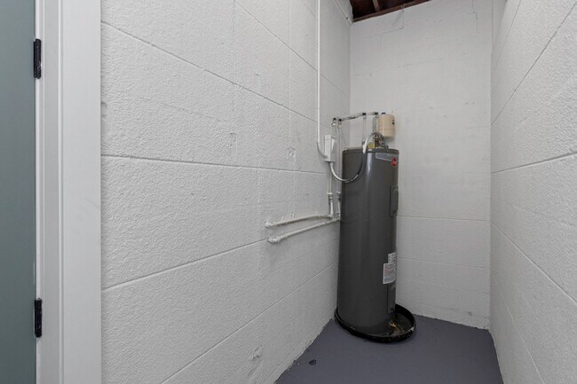 Building Photo - 2710 Boca Ciega Dr N