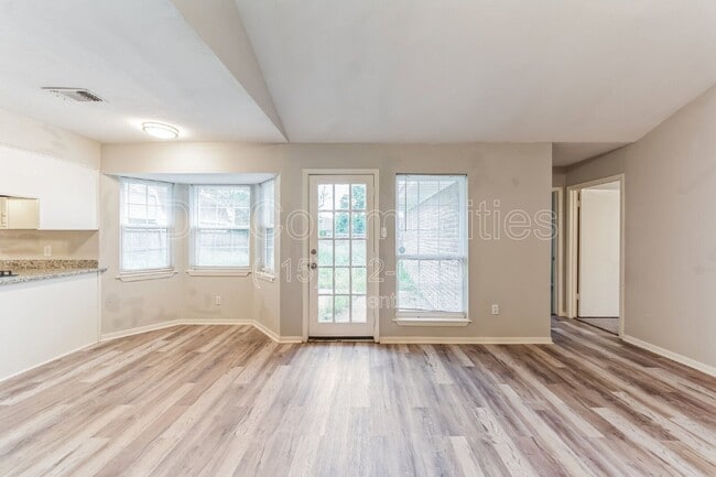 Building Photo - 700 Meadowglen Dr