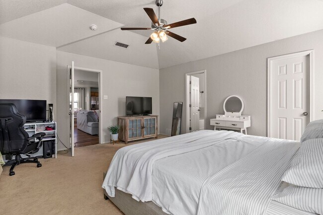 Building Photo - 1305 Travis Cir