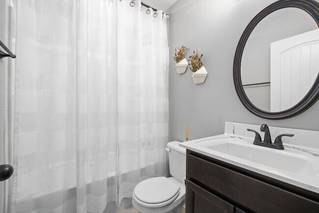 Building Photo - Country feel in the City.  Sharp 3 bed 2 bath.  Close to Fort Campbell.