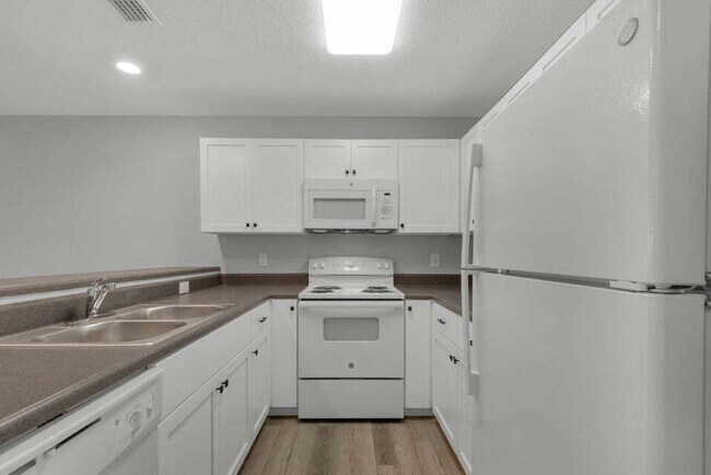 Building Photo - "Charming 2-Bed Townhouse Retreat in Fort Walton Beach with 2.5 Baths!"