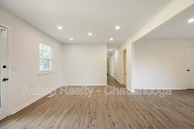 Building Photo - 4015 Shady Oak Dr