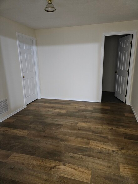 Building Photo - 9611 N Normandie Ln