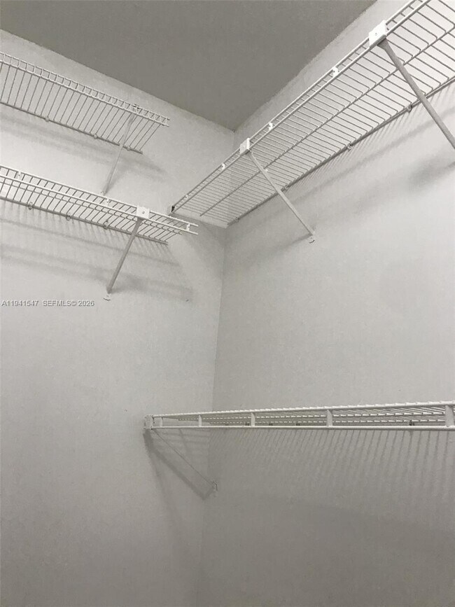 Building Photo - 731 N Pine Island Rd