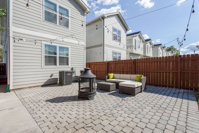 Building Photo - Available Now! 4 Bed, 3.5 Bath, Convenient...