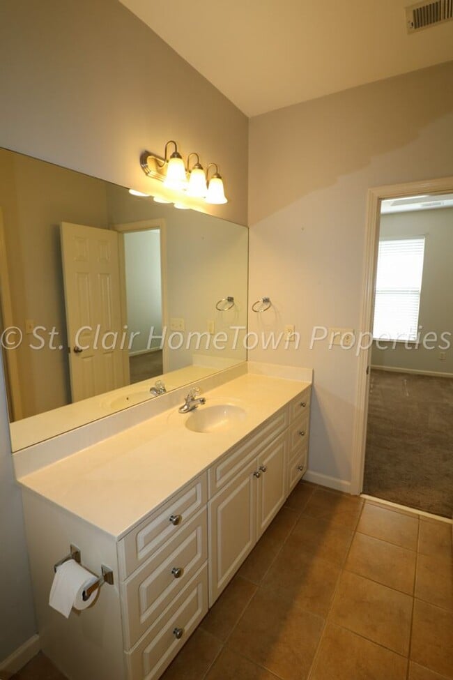 Building Photo - Desirable Community of Avalon