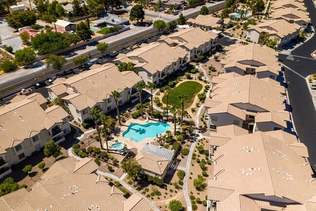 Building Photo - 2 BEDROOM 2 BATH IN NORTHWEST DOUBLE GATED GOLF COURSE COMMUNITY!