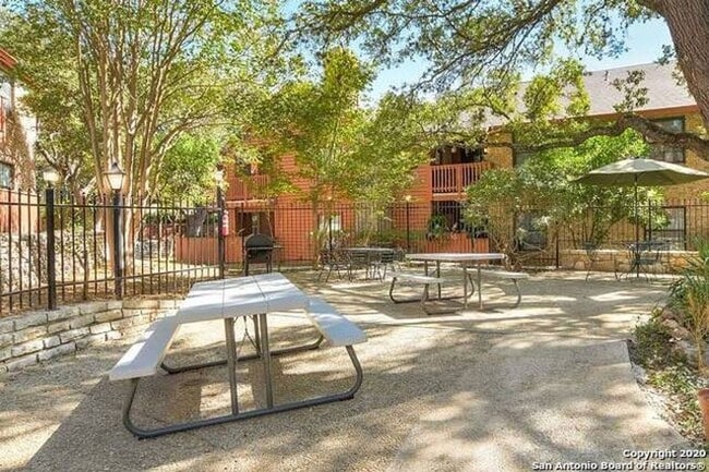 Building Photo - Country Hollow Condominiums