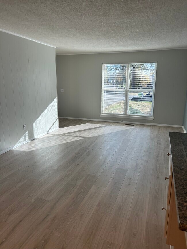 Building Photo - 33 Phillips Dr