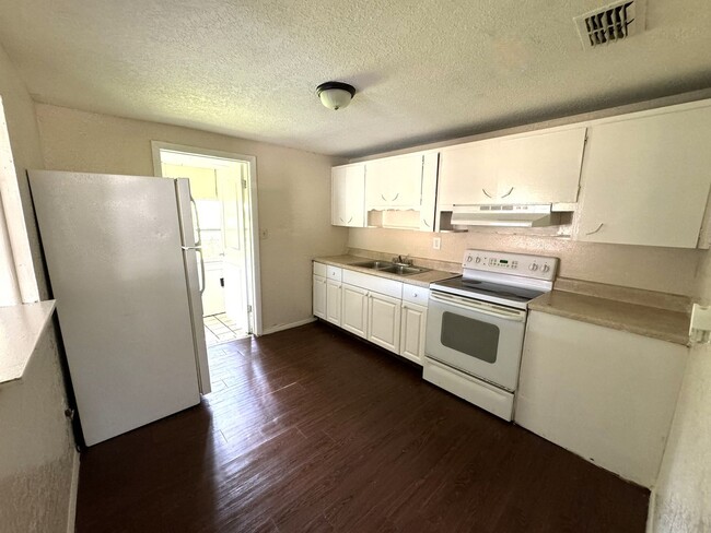 Primary Photo - Lakeland 3 Bedroom 1 Bath Home! NO APPLICA...