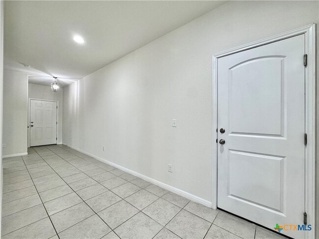 Building Photo - 320 La Escalera Dr