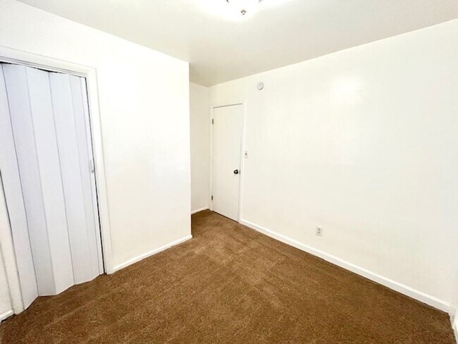 Building Photo - 3 BEDROOM/ 1 BATH COTTAGE WITH LARGE BACK ...