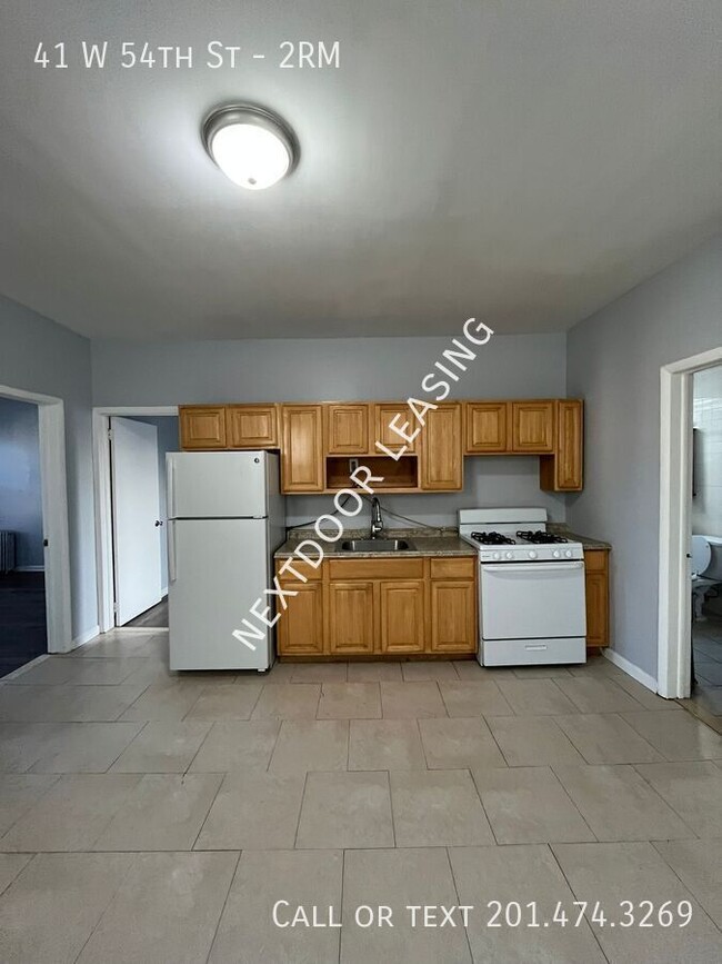 Building Photo - 41 W 54th St