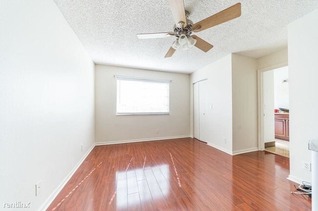 Building Photo - 3 br, 2.5 bath Townhome - 1335 SW 48th Ter