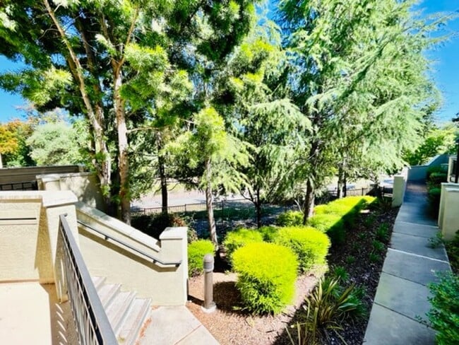 Building Photo - Gorgeous 3BD/2.5BA Tri-Level Townhouse- Ga...