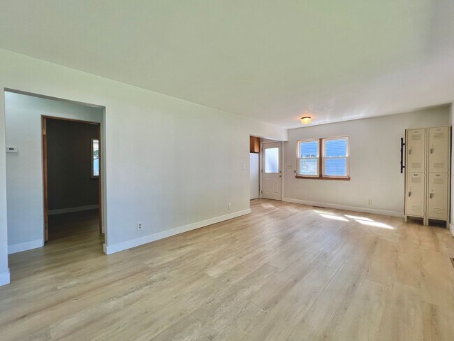 Building Photo - 1/2 Off 1 Month Rent