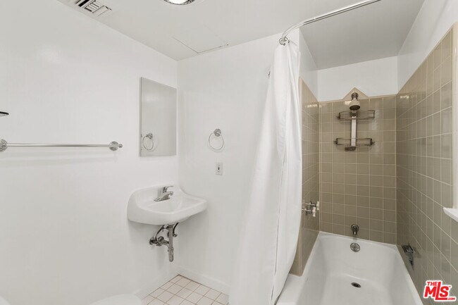 Building Photo - 234 S Roxbury Dr