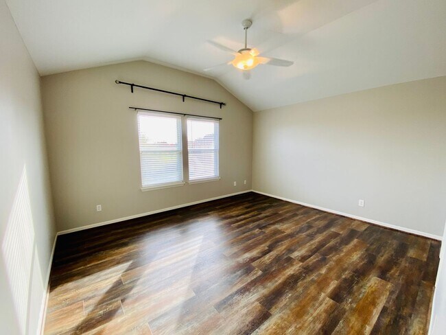 Building Photo - {12337} Spacious Stone Creek Village Townhouse + All Appliances Included + Lawn Care Included + 1...