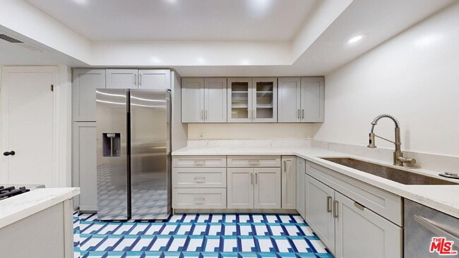 Building Photo - 6752 Hillpark Dr