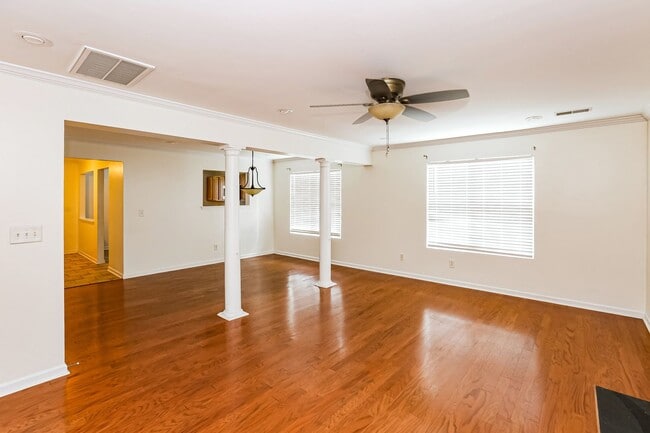 Building Photo - Beautiful Townhome Available for Rent