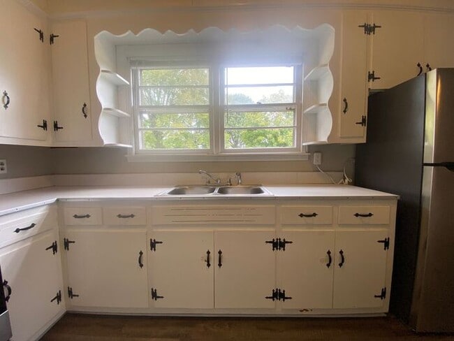 Building Photo - For Rent - Renovated One Bedroom Unit in G...