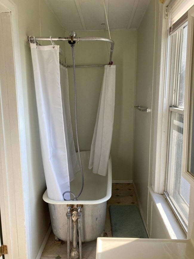 Building Photo - Three Bedroom Single-Family Home Close To Downtown