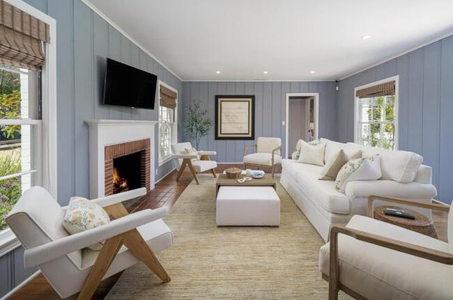 Building Photo - 240 Hot Springs Rd