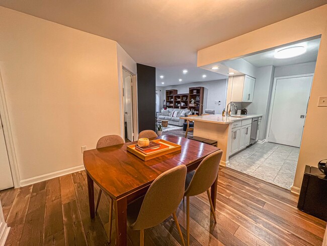 Building Photo - Beautiful 2 Bedr 2 Bath Condo With Patio I...