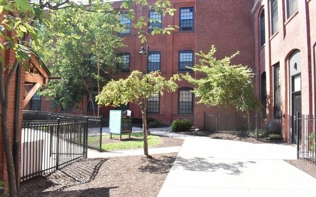 Building Photo - 140 Russ St