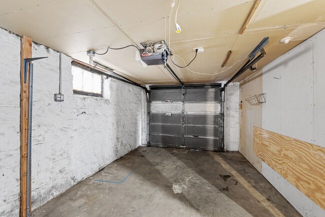 Building Photo - 2 Bedroom SFH For Rent! NEW LVP Flooring, ...