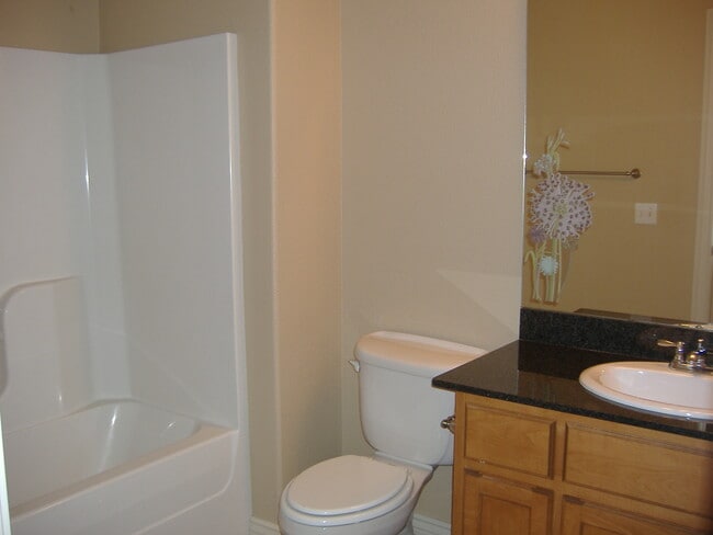 Building Photo - ***898 Oakwood***