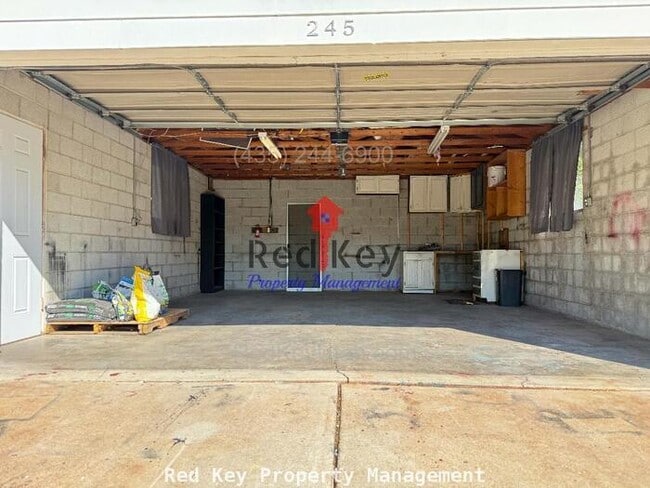 Building Photo - 100 W Single Family Home