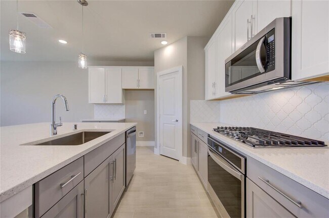 Building Photo - 1709 Summerlyn Ter Dr