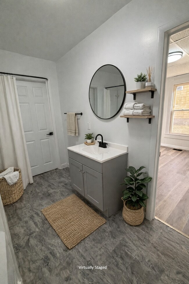 Building Photo - 933 1/2-933 1/2 W Wayne St