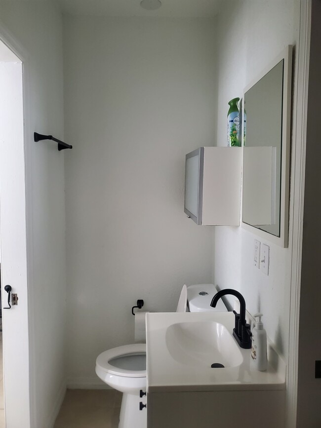 Building Photo - 1806 Grasmere Dr