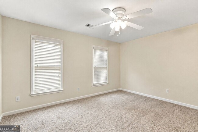 Building Photo - 3535 Claridge Dr NE