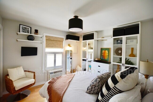 Building Photo - 2057 Middle St