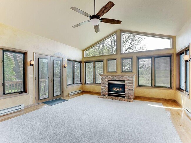 Building Photo - Spacious 4+ Bedroom with Vaulted Family Room, Fireplace, Panoramic Views, Bonus Room, Pets OK!