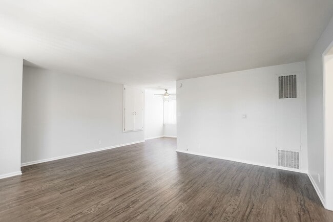 Interior Photo - 18407 Dearborn Street