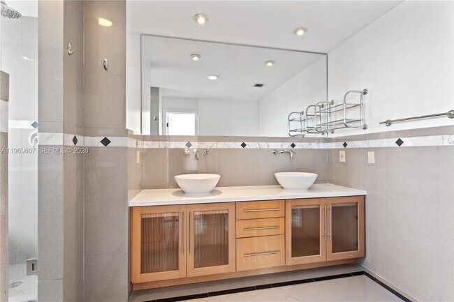 Building Photo - 1000 Venetian Way