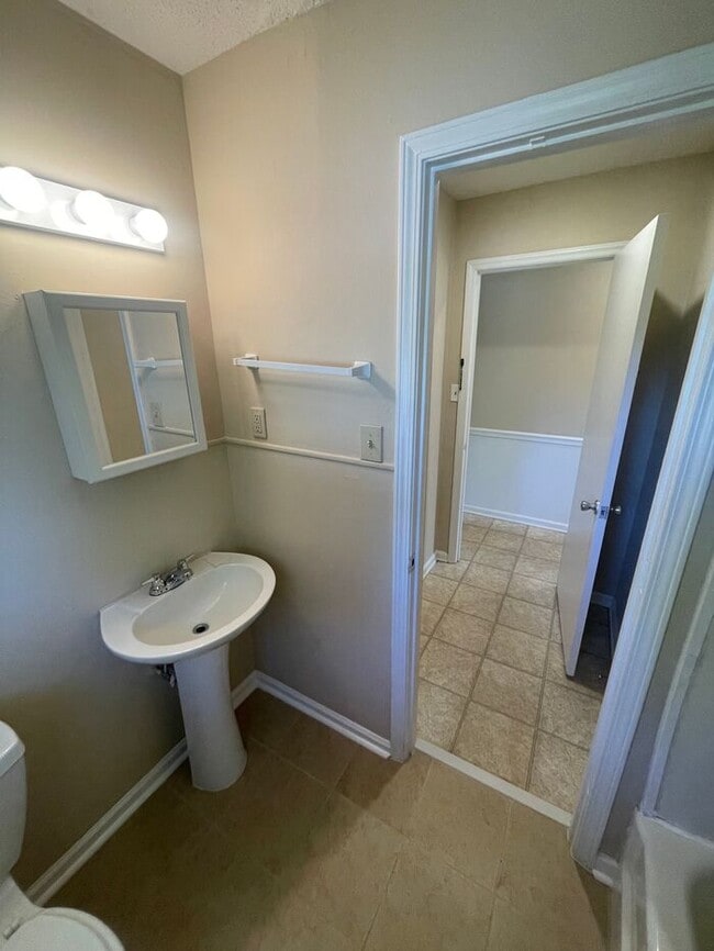 Building Photo - 705 Harris Rd