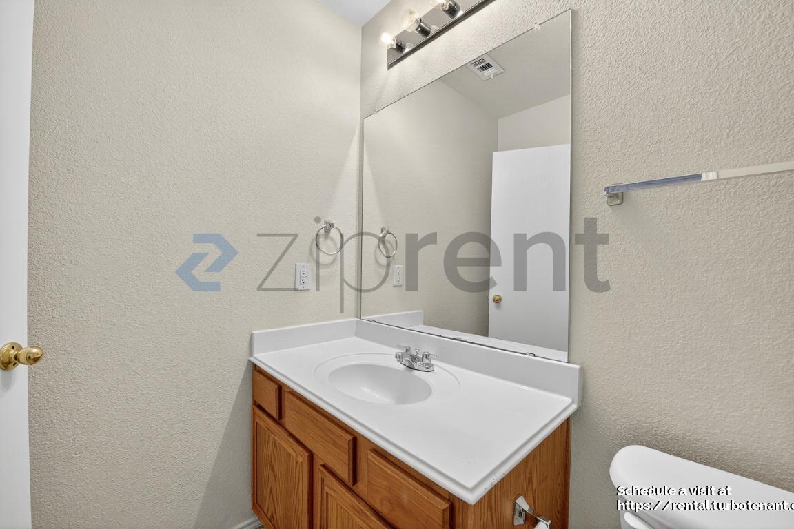 Building Photo - 9100 Warren Dr