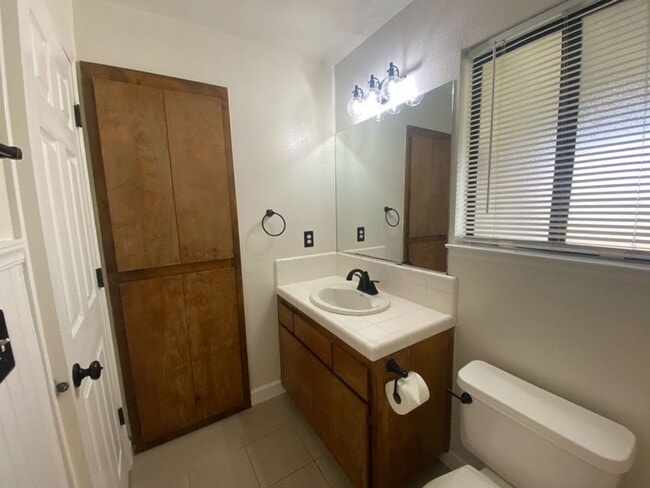 Building Photo - 1947 Henshaw Ave