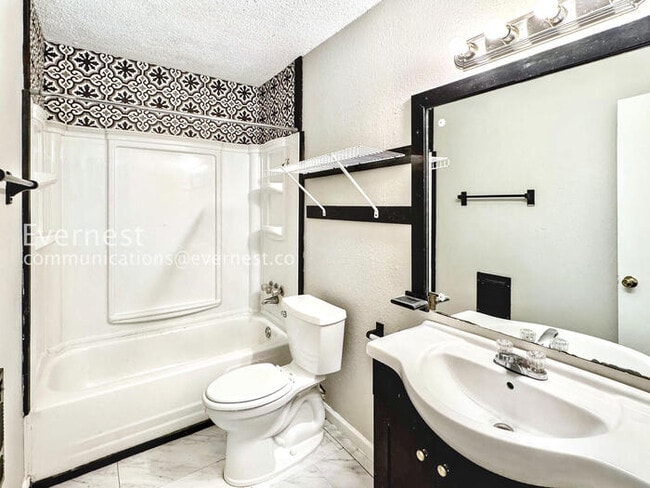 Building Photo - 1756 S Pine Ave