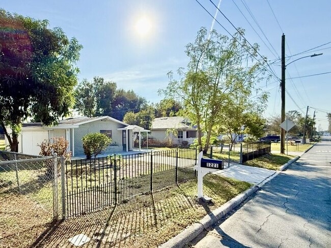 Building Photo - 1221 Jewel Ave