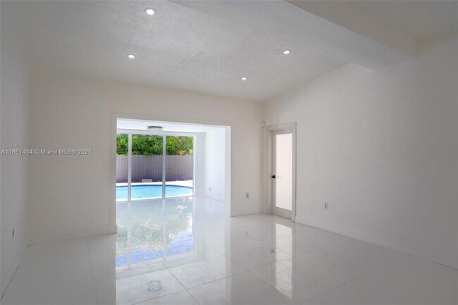 Building Photo - 840 NW 170th Terrace