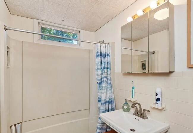 Building Photo - 33 Preston Rd