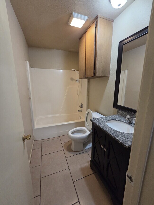 Building Photo - "Charming 2-Bed Sanctuary with Guest Suite in Weatherford – Your Cozy Retreat Awaits!"