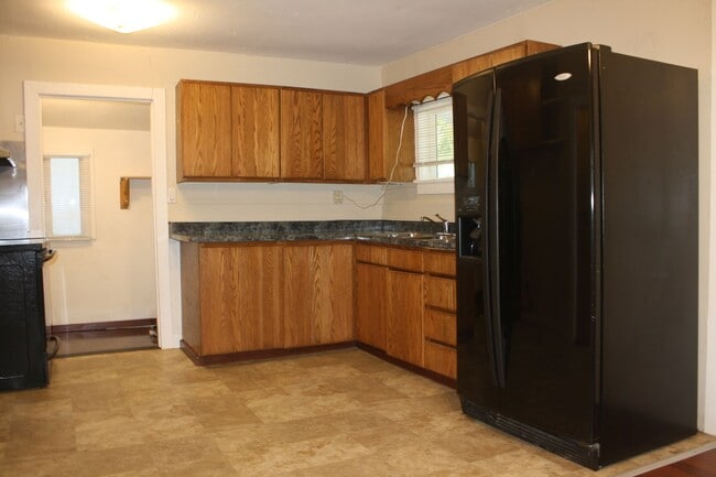 Building Photo - 2/3rd acre lot! 1 bdrm 1 bath. Store your ...